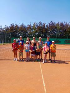 Hort Ferienbetreuung zu Besuch am Tennisplatz